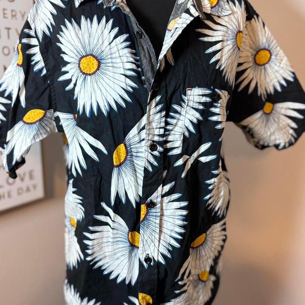 Distortion black and white floral button up shirt Size M